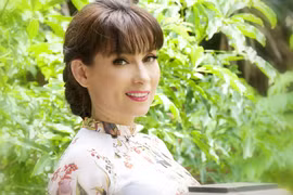 Ca sĩ Phi Nhung: Một mình bươn chải nuôi 18 đứa con