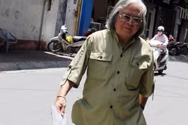 Người đàn ông đi guốc mộc