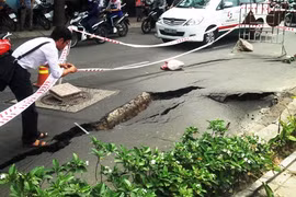 Hố "tử thần" khủng xuất hiện trên đường phố