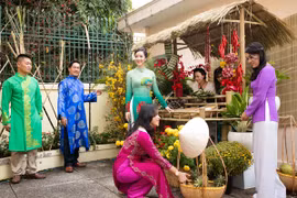 Hoa hậu Giáng My tổ chức chợ hoa Tết tại… nhà riêng