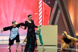 "Người đẹp dao kéo" Kelly Nguyễn lần đầu diễn hài cùng Trịnh Tú Trung