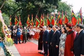 Chủ tịch nước Nguyễn Xuân Phúc dâng hương tưởng nhớ các Vua Hùng 