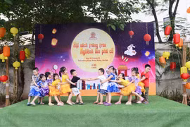 "Hội sách trăng tròn - Nghênh lân phá cỗ" tại phố sách Hà Nội