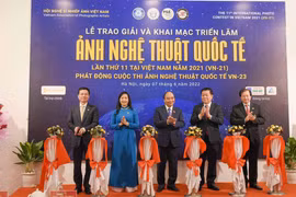 Chủ tịch nước Nguyễn Xuân Phúc dự triển lãm cuộc thi Ảnh nghệ thuật quốc tế lần thứ 11 tại Việt Nam 