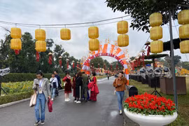 Hà Nội mưa tầm tã, vẫn không ngăn được người yêu thơ đến với Ngày Thơ Việt Nam 