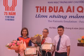 VĐV Nguyễn Thị Oanh trao tặng đồ tập thể thao cho Bảo tàng Lịch sử Quốc gia