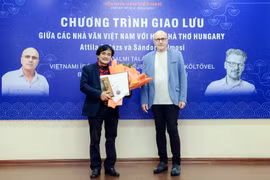 "Chất vấn thói quen" của nhà thơ Phan Hoàng nhận giải thưởng nghệ thuật Danube của Hungary
