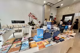 Trưng bày, giới thiệu sách do các nhà báo chấp bút