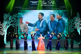 Anh Thơ, Phương Nga, Ploong Thiết… trào dâng xúc cảm khi hát về Bác Hồ kính yêu
