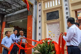 Gắn biển công trình tu bổ, tôn tạo ngôi đình thờ ông tổ nghề sơn trong phố cổ Hà Nội