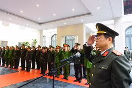 Công an Hà Nội dâng hương, tri ân các Anh hùng liệt sỹ nhân dịp trước thềm xuân Đinh Dậu 2017