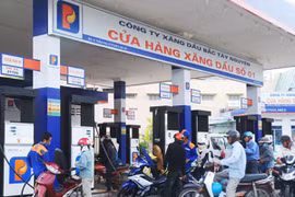 Giá xăng giảm thêm gần 400 đồng/lít