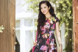 Hoa hậu Giáng My diện đầm sành điệu, rạng ngời dạo phố