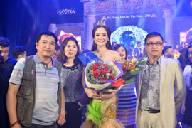 "Bản sao" của Hoa hậu Giáng My đăng quang sau khi bị xướng nhầm là... Á hoàng!