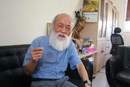  PGS Văn Như Cương nói về người thanh niên quỳ gối xin việc: "Đừng ăn vạ xã hội"