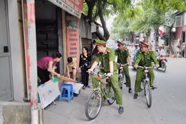 Cảnh sát trật tự "xuống phố" bằng xe đạp rất thân thiện