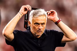 Về nhì, HLV Mourinho ném thẳng huy chương lên khán đài