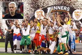 HLV Mourinho cay đắng nhìn Sevilla lần thứ 7 vô địch Europa League