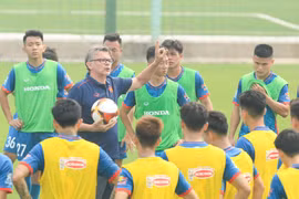 HLV Troussier 'quần thảo 2 trong 1' cùng học trò ĐTQG và U23
