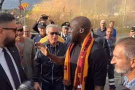 Lukaku tươi rói ra mắt AS Roma
