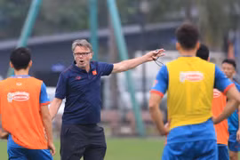 ĐT Việt Nam giải tán sau bữa trưa cùng HLV Troussier