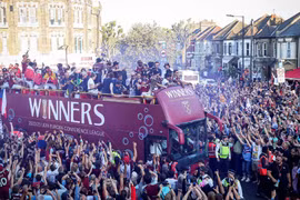 Biển người ăn mừng West Ham vô địch trên đường phố London