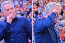 HLV Mourinho dính thẻ đỏ vì chế giễu đối thủ