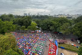 Hơn 1.000 người biểu diễn yoga bên hồ Hoàn Kiếm
