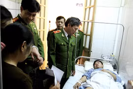 Lãnh đạo CATPHN thăm hỏi CBCS bị thương khi làm nhiệm vụ