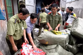 Phát hiện gần 8 tấn bao bì các nhãn hàng mì chính, xà phòng bị làm giả