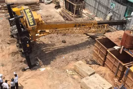 Cần cẩu đổ sập đè xuống trường mầm non