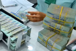 Lãi suất huy động thấp kỷ lục, dòng tiền vẫn không ngừng đổ vào các ngân hàng