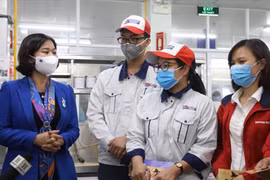 Hà Nội: Sau nghỉ Tết, công nhân hăng hái sản xuất, siết chặt các biện pháp phòng chống dịch Covid-19
