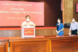 Thành ủy Hà Nội ủng hộ Quỹ phòng, chống dịch Covid-19