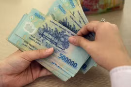 Lương không tăng, người lao động "phập phồng" chờ thưởng Tết