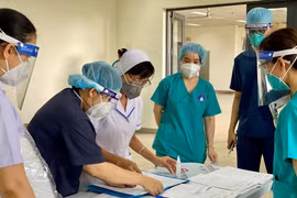 Hỗ trợ tiền ăn cho lực lượng y tế chống dịch tại 19 tỉnh, thành phố phía Nam