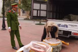 Phát hiện vụ vận chuyển 1,2 tấn thực phẩm bẩn
