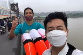 Phao cứu sinh vừa lắp đặt trên cầu bắc qua sông Hồng đã bị lấy trộm 
