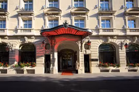 [ẢNH] Bên trong khách sạn 24.000 USD/đêm nơi gia đình Messi nghỉ tại Paris