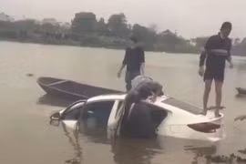 Thi thể nam thanh niên cùng xe ô tô được tìm thấy dưới đáy sông 