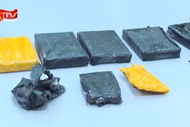 'Cõng' 6 bánh heroin qua biên giới, 3 đối tượng bị 'tóm'