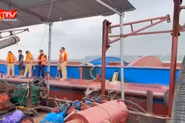 Truy bắt tàu hút cát trái phép trên sông Hồng