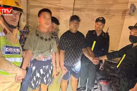 Tổ công tác Y24/141 phát hiện hai đối tượng mang theo dao và vỏ chai bia ‘diễu phố’