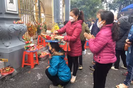 Hàng nghìn người đổ về Phủ Tây Hồ, chùa Hà lễ đầu năm 