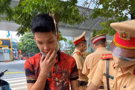 Không đội mũ bảo hiểm, không có giấy đi đường, còn tàng trữ trái phép cần sa