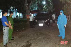 Phát hiện hai xe ô tô được thuê chở người từ Đồng Nai về Hà Tĩnh