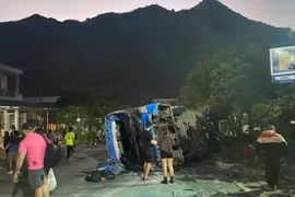 Xe khách lật ngang sau va chạm liên hoàn, nhiều người bị thương
