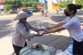 Ấm áp bữa sáng miễn phí cho lao động nghèo