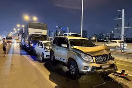 Sáu xe ô tô ‘dồn toa’ trên đường Vành đai 3 gây ùn tắc giao thông