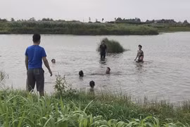 Hà Nội: Ba học sinh tiểu học đuối nước thương tâm